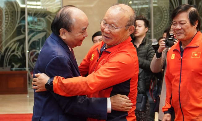 Vietnamese PM fetes men's soccer coach Park at official residence