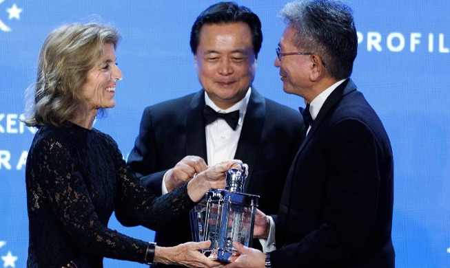President Yoon, Japan PM accept Int'l Profile in Courage Award