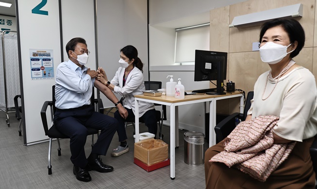🎧  President Moon, first lady get vaccine booster shots