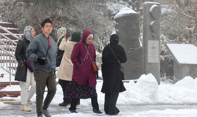 Foreign visitors experience snow on Hallasan Mountain