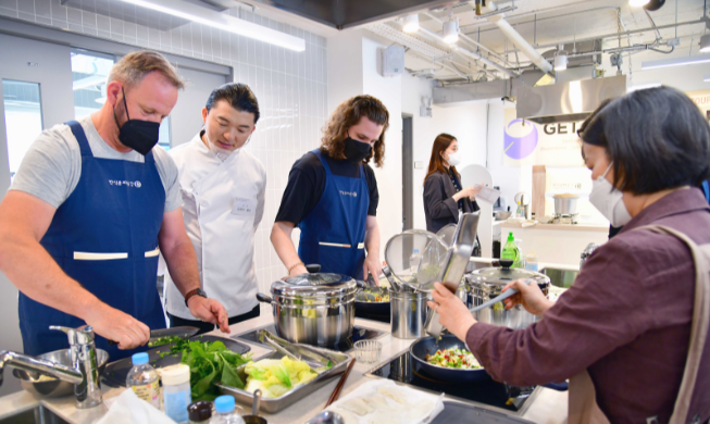 One-day class teaches foreign participants to cook Korean food