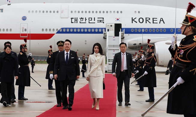 President Yoon makes final pitch for World Expo bid in Paris