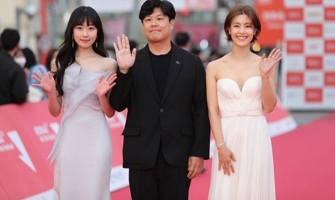 Jeonju Int'l Film Festival opens with celebs on red carpet