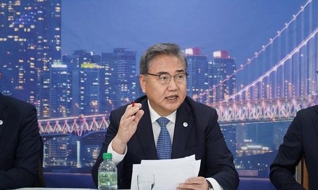 FM Park makes final case for Busan's World Expo bid in Paris