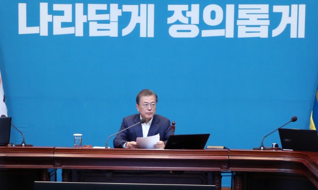 President Moon makes surprise visit to KCDC