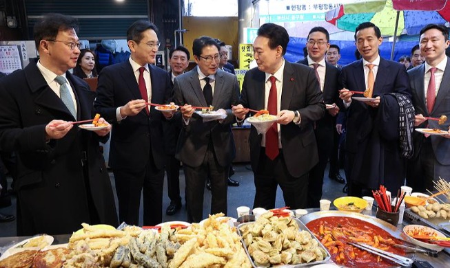 President Yoon visits traditional market in Busan with biz execs