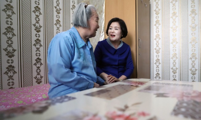 Medical staff treats ethnic Korean elderly in Uzbekistan