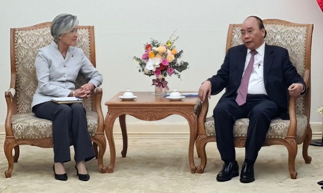 FM discusses bilateral cooperation with Vietnamese PM