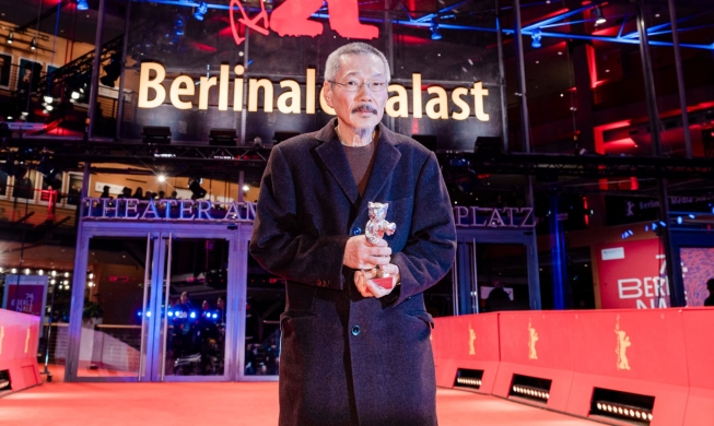 Director Hong wins 2nd-highest award at Berlin Int'l Film Festival