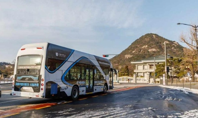 2 self-driving electric buses start regular service near Cheong Wa Dae