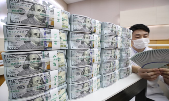 FX reserves set another record high of USD 463.9B in Aug.