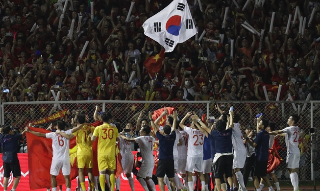 Park-led Vietnam wins 1st soccer gold in SE Asian Games