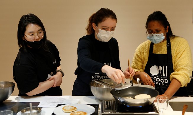 Class on Korean food shown in K-dramas booming in Paris