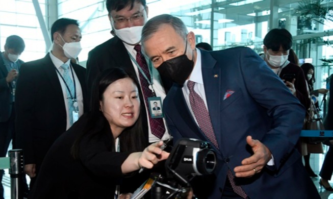 US ambassador briefed on Incheon airport screening process
