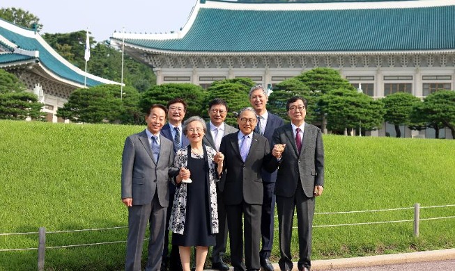 Six relatives of ex-presidents visit Cheong Wa Dae display