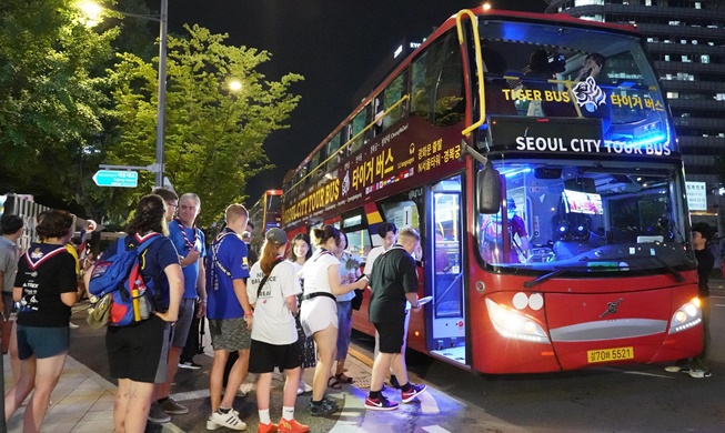 🎧 UK scouts sample Seoul nightscape on city bus tour