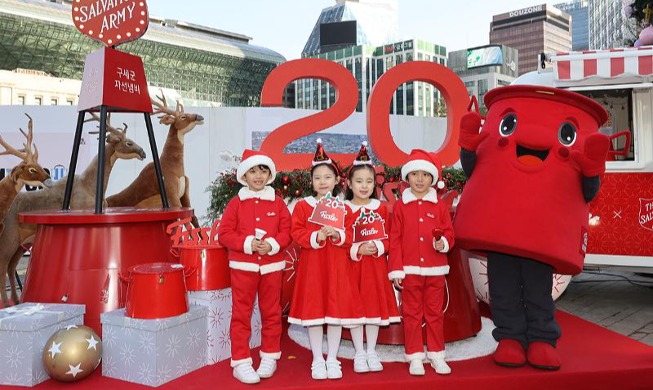 Salvation Army's red kettles appear again at Seoul Plaza