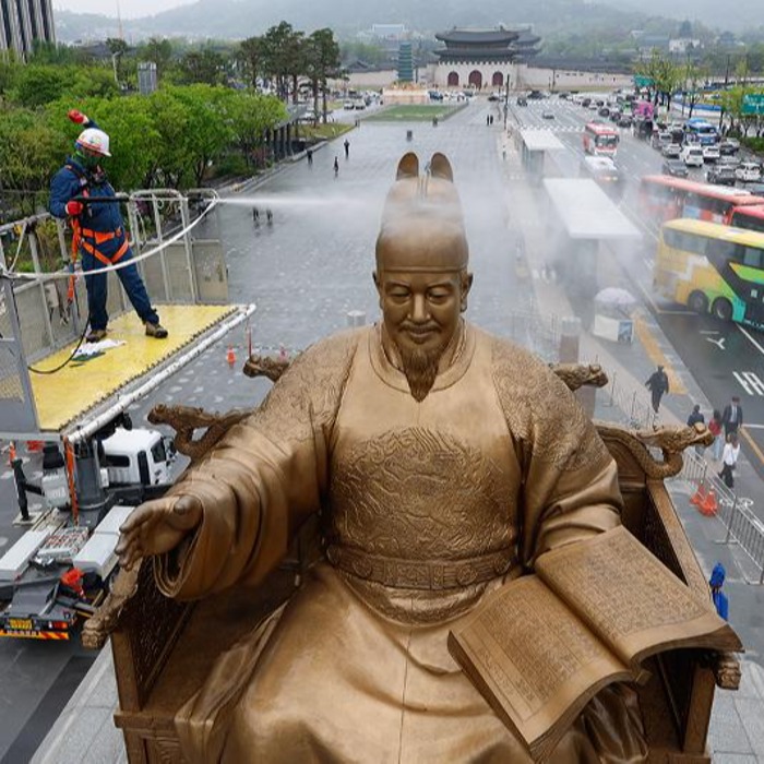 Spring cleaning for King Sejong statue at Gwanghwamun Square