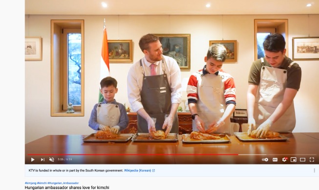 3 foreign ambassadors share kimchi-making attempts on social media