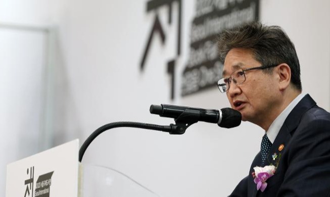 Culture minister hails full-scale return of Seoul book fair in 3 years