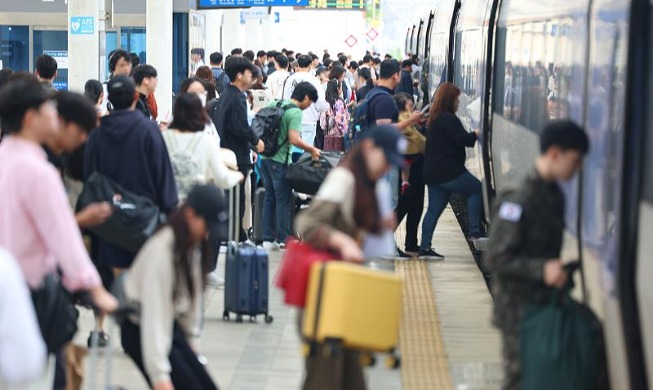 Crowds pack Seoul Station on day before Chuseok