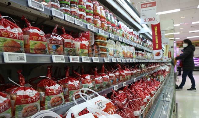 Kimchi exports set record high last year, shipped to 80 markets