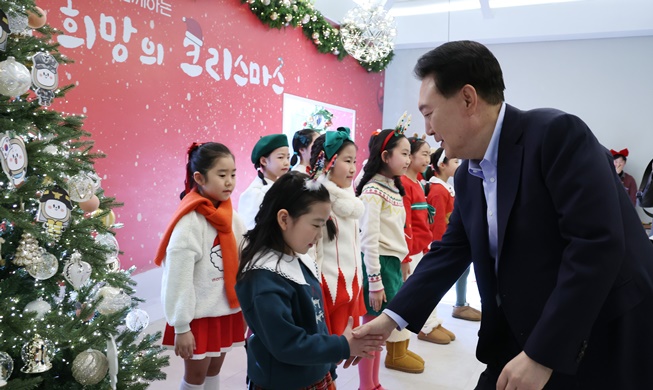 President Yoon listens to Xmas carol sung by children's choir