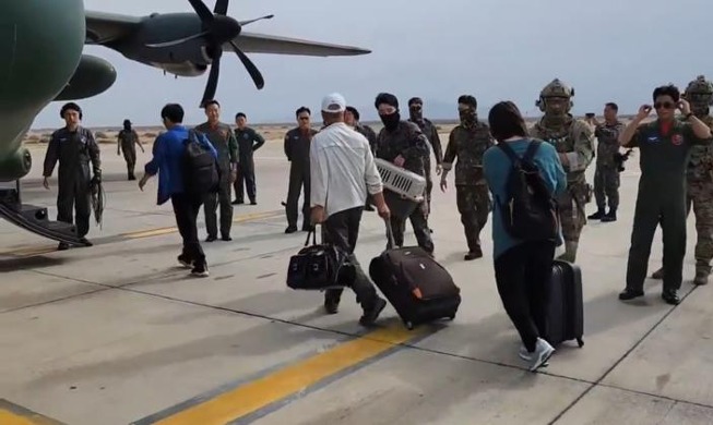 Military plane evacuates 28 Korean expats from war-torn Sudan