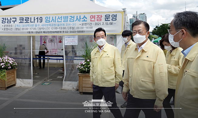 President Moon visits COVID-19 screening clinic, encourages staff