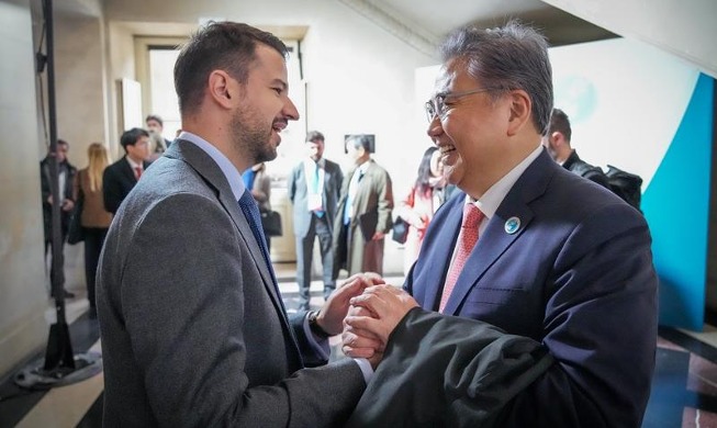 FM lobbies for Busan's World Expo bid at global forum in Paris