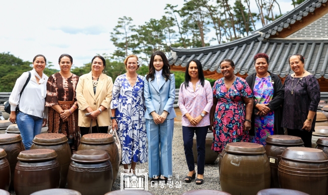 🎧 First lady hosts event for spouses of Pacific island leaders