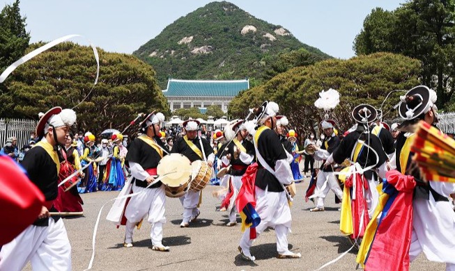 Tours of reopened Cheong Wa Dae extended to June 11