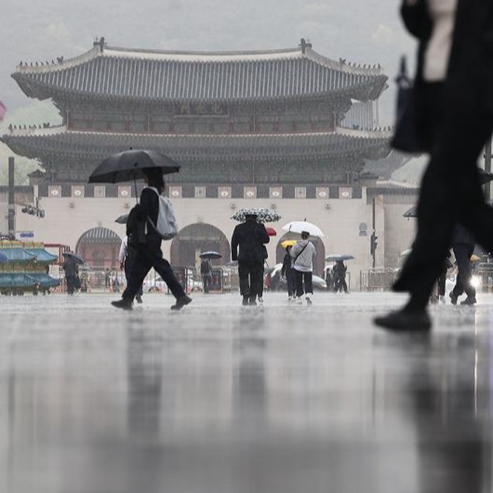 Spring rain falls on Gwanghwamun Square