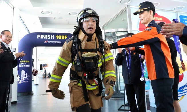 Climbing 100 floors with 20 kg of firefighting equipment