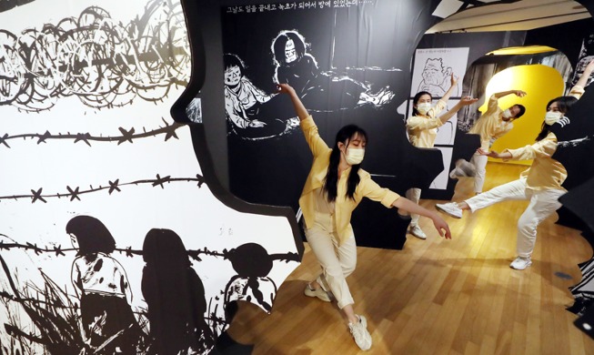 [Korea in photos] Consoling 'comfort women'