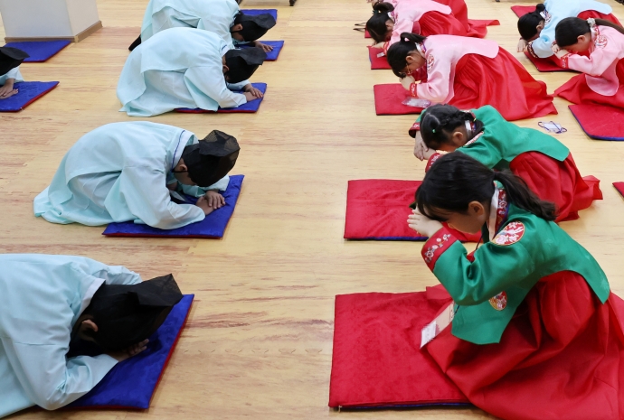 Learning traditional etiquette during summer vacation