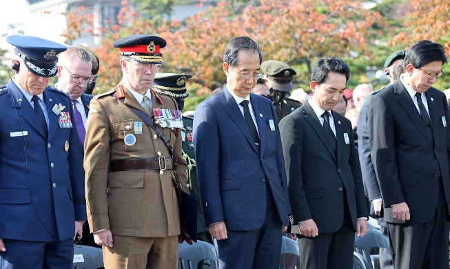 Int'l memorial service in Busan honors UN Korean War veterans
