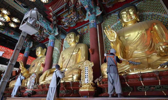 Monks dust off Buddha statues