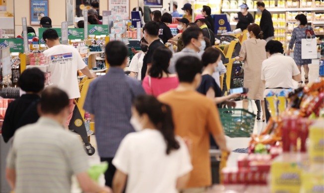 Consumer sentiment rises for 3rd straight month despite pandemic