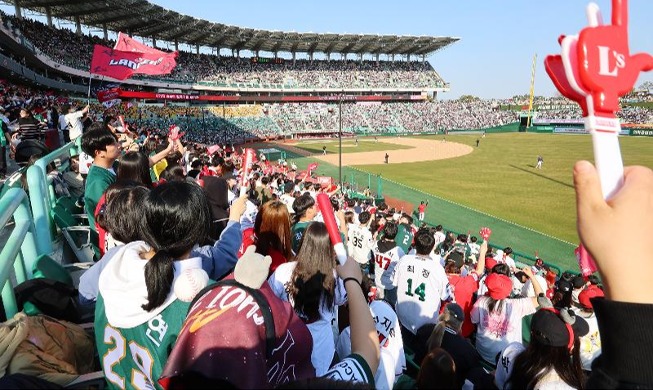 Nation's baseball cheering culture raises game to fever pitch