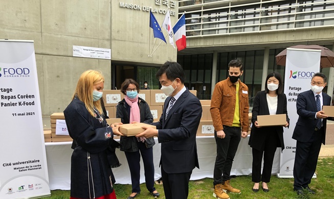 Int'l students at university in Paris receive packed Korean meals