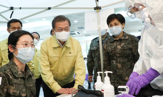 President Moon encourages military medical staff in Daejeon