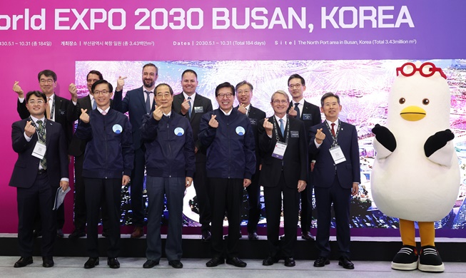 PM Han visits 2030 World Expo PR booth in Busan