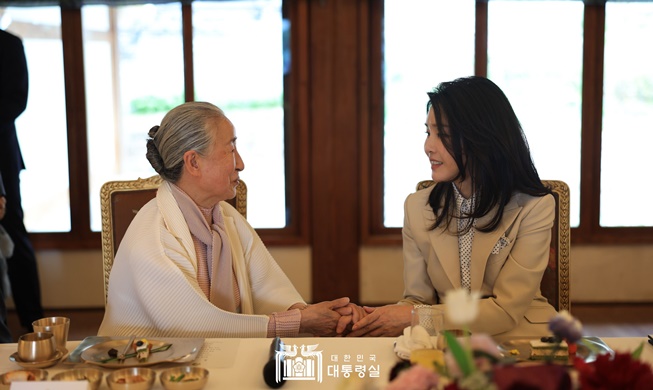 First lady hosts luncheon for intangible cultural heritage masters