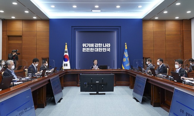 Remarks by President Moon Jae-in at Meeting with His Senior Secretaries