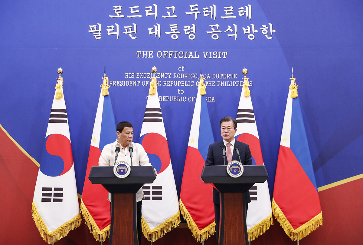 President Moon Jae-in (right) and Philippine President Rodrigo Duterte on June 4 last year hold a joint news conference following their summit at Cheong Wa Dae.