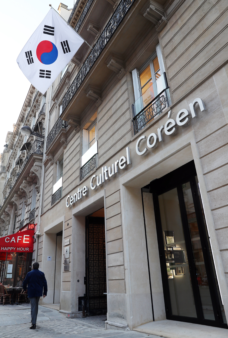 The seven-story Paris Korea Center, which was newly opened on Nov. 20 in the eighth arrondissement of the French capital, houses a Korean culture experiential hall, an interactive center for Korean cuisine, an auditorium and more