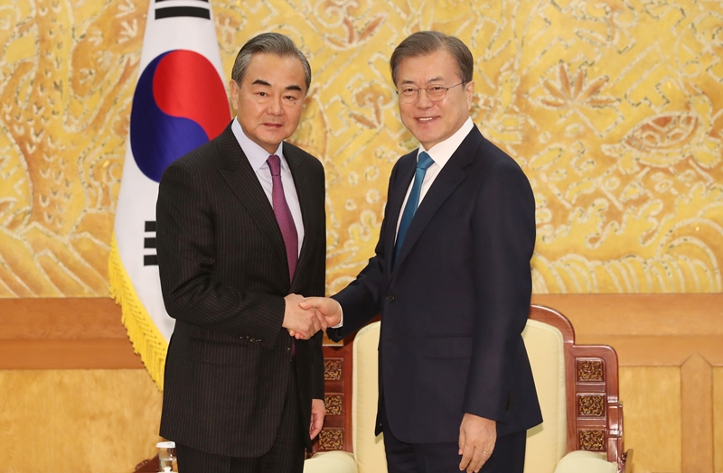 President Moon holds talks with Chinese FM in Seoul_body