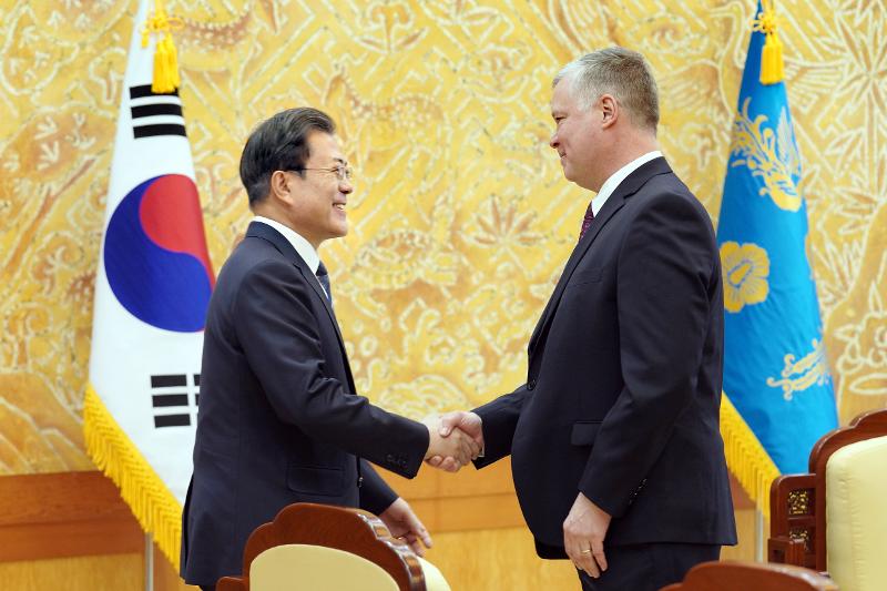 President Moon speaks to US Special Rep. for NK Biegun