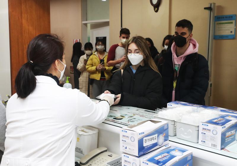20200402_Seoul city to provide 100,000 filter replaceable fabric masks to foreigners